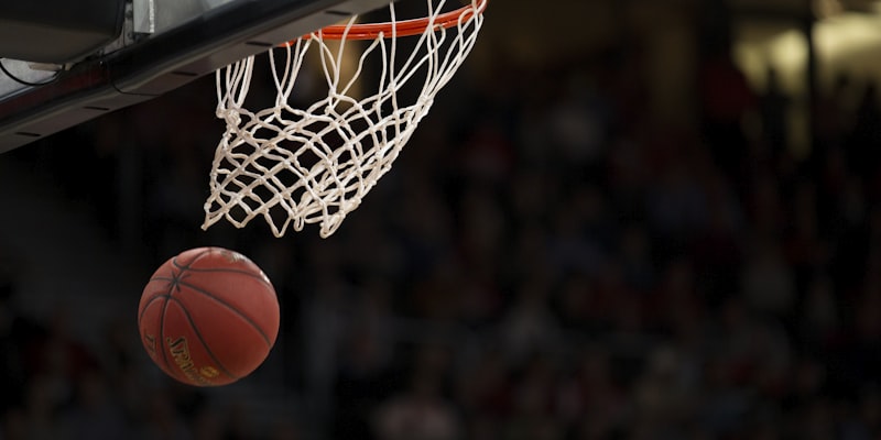 NBA总决赛第七场关键时刻，球员突破上篮